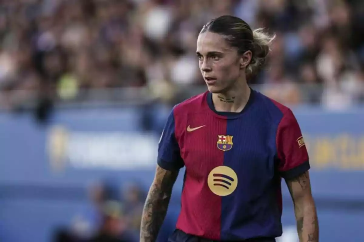 Futbolista con uniforme del FC Barcelona femenino durante un partido en el estadio Futbolista con uniforme del FC Barcelona femenino durante un partido en el estadio