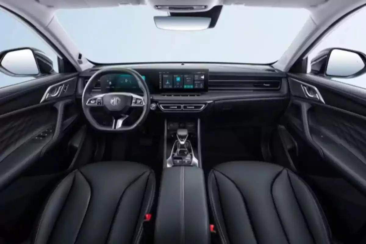 Interior moderno de un automóvil con asientos de cuero negro, volante multifunción y una pantalla digital en el tablero Interior moderno de un automóvil con asientos de cuero negro, volante multifunción y una pantalla digital en el tablero