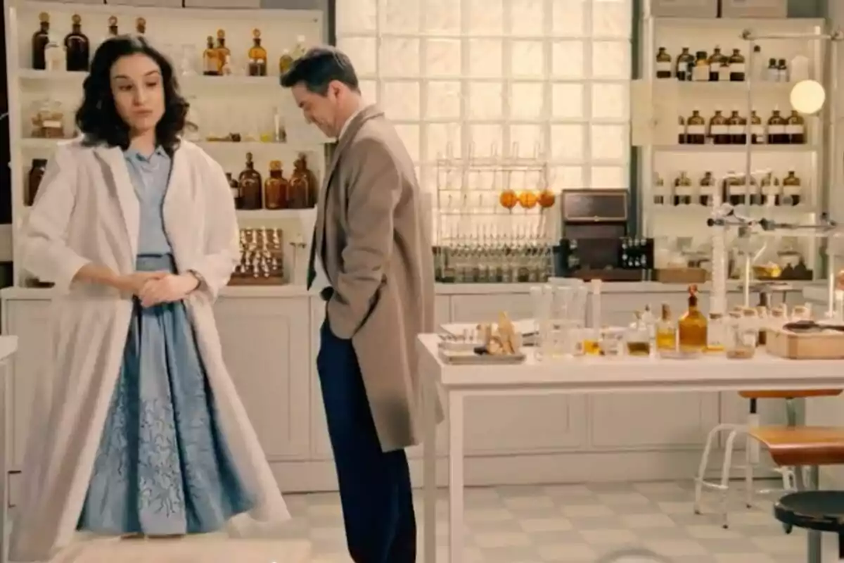 Gabriel y Cristina en una escena de 'Sueños de Libertad' en un laboratorio. Gabriel y Cristina en una escena de 'Sueños de Libertad' en un laboratorio.