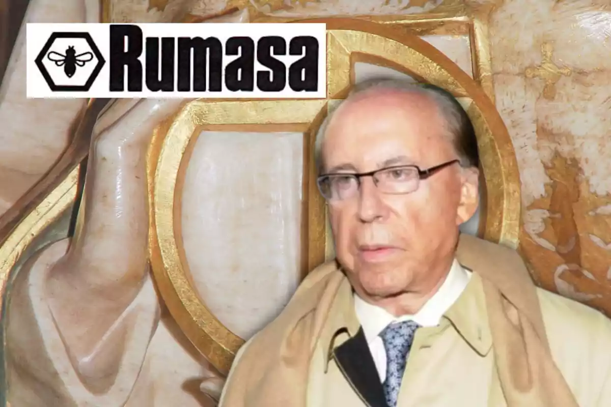 Hombre mayor con gafas y abrigo claro frente a un fondo dorado y el logotipo de Rumasa en la esquina superior izquierda