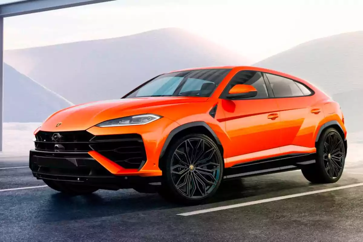 Camioneta deportiva de lujo color naranja estacionada en un entorno moderno con fondo de montañas nevadas Camioneta deportiva de lujo color naranja estacionada en un entorno moderno con fondo de montañas nevadas