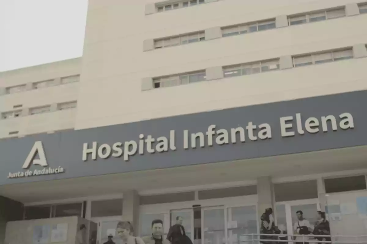 Fachada del Hospital Infanta Elena con varias personas en la entrada Fachada del Hospital Infanta Elena con varias personas en la entrada