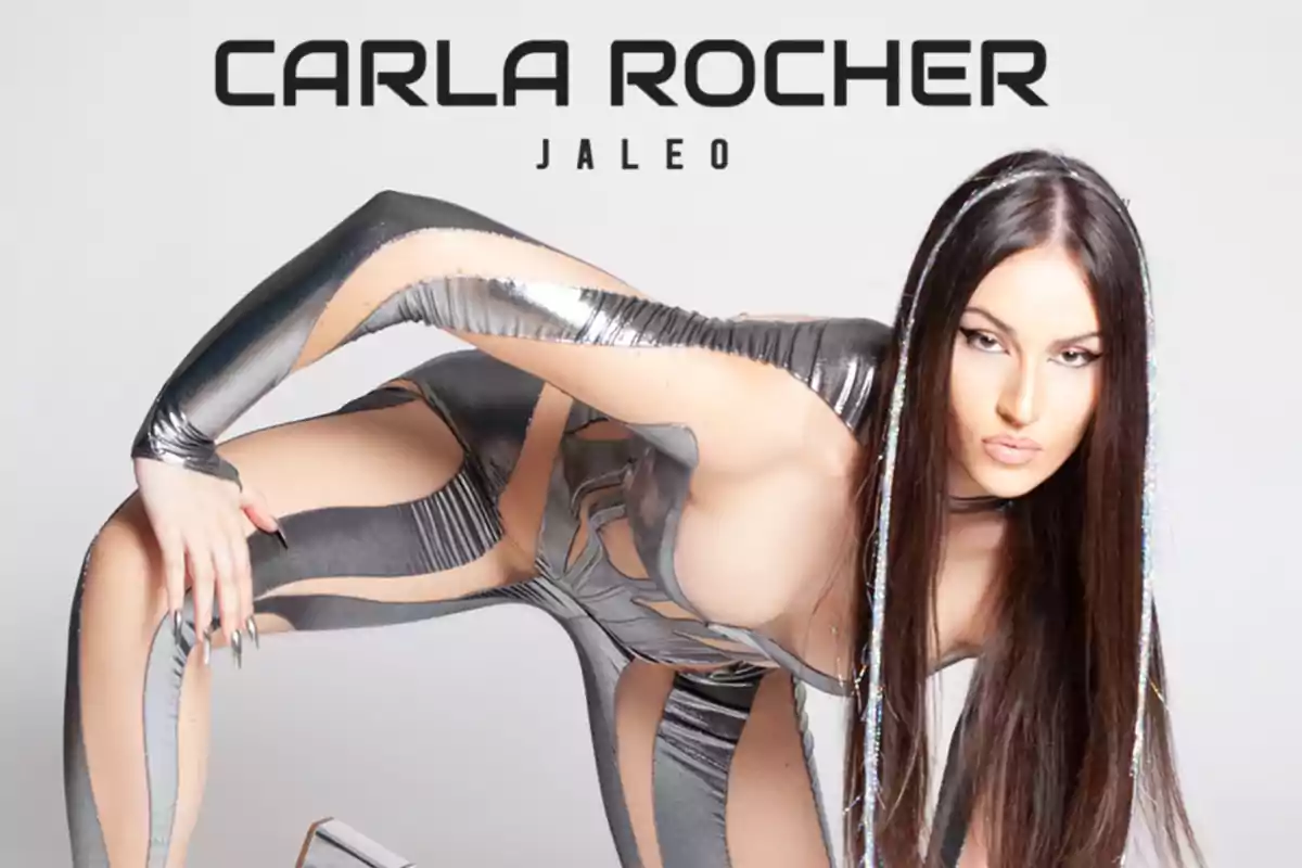 Mujer con cabello largo y liso vestida con un traje plateado futurista en una pose dinámica sobre fondo claro con el texto Carla Rocher Jaleo en la parte superior Mujer con cabello largo y liso vestida con un traje plateado futurista en una pose dinámica sobre fondo claro con el texto Carla Rocher Jaleo en la parte superior