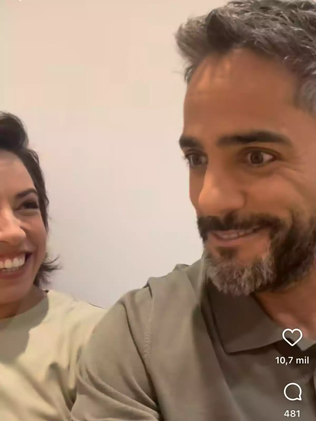 Rosa y Roberto Leal sonríen y se miran con complicidad mientras están sentadas juntas Rosa y Roberto Leal sonríen y se miran con complicidad mientras están sentadas juntas