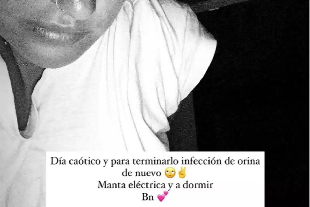 Rocío Flores con camiseta blanca en una foto en blanco y negro, acompañada de un texto que menciona un día caótico, una infección de orina, el uso de una manta eléctrica y deseos de buenas noches con emojis Rocío Flores con camiseta blanca en una foto en blanco y negro, acompañada de un texto que menciona un día caótico, una infección de orina, el uso de una manta eléctrica y deseos de buenas noches con emojis