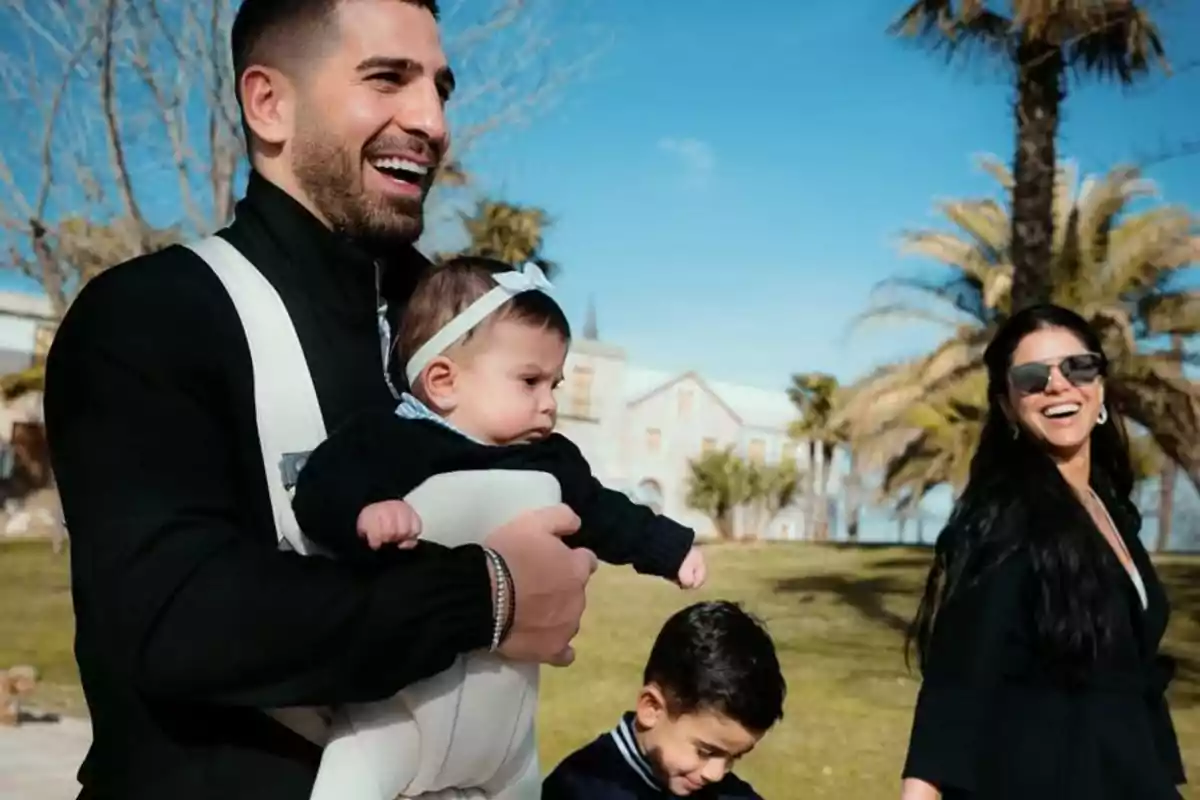 Familia disfrutando de un día soleado al aire libre con palmeras y una casa al fondo Familia disfrutando de un día soleado al aire libre con palmeras y una casa al fondo