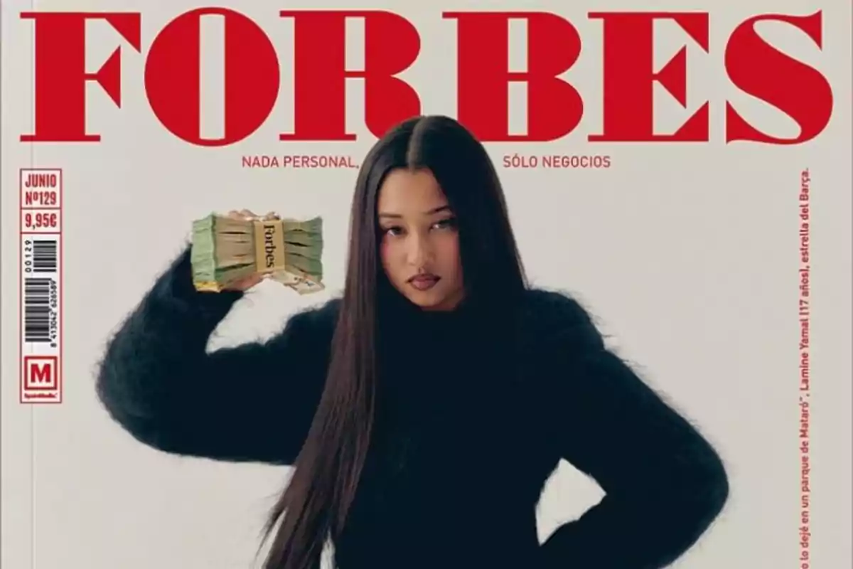 Portada de la revista Forbes con una mujer de cabello largo y liso vestida de negro sosteniendo un fajo de billetes