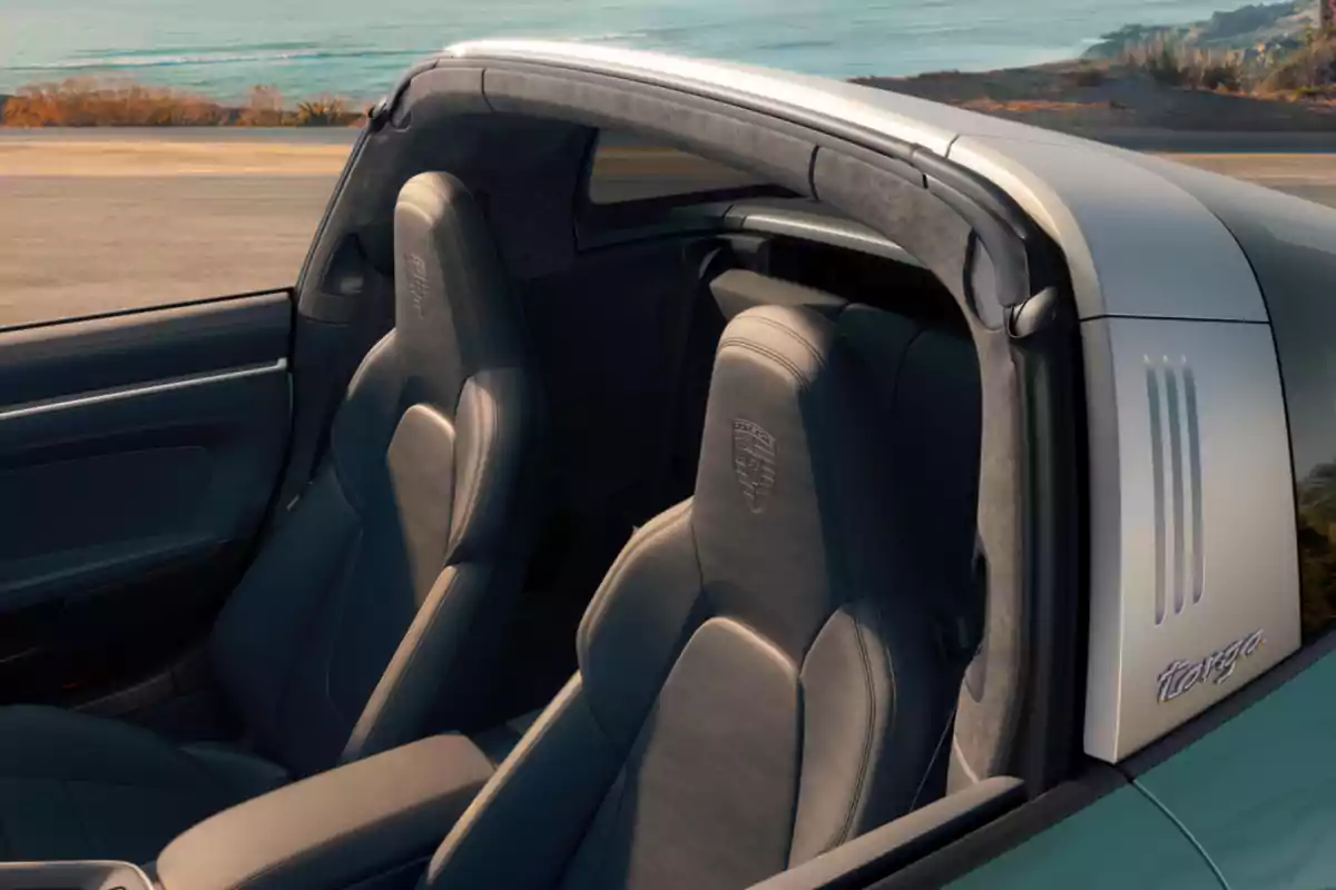 Interior de un auto deportivo descapotable con asientos de cuero y vista al mar de fondo Interior de un auto deportivo descapotable con asientos de cuero y vista al mar de fondo