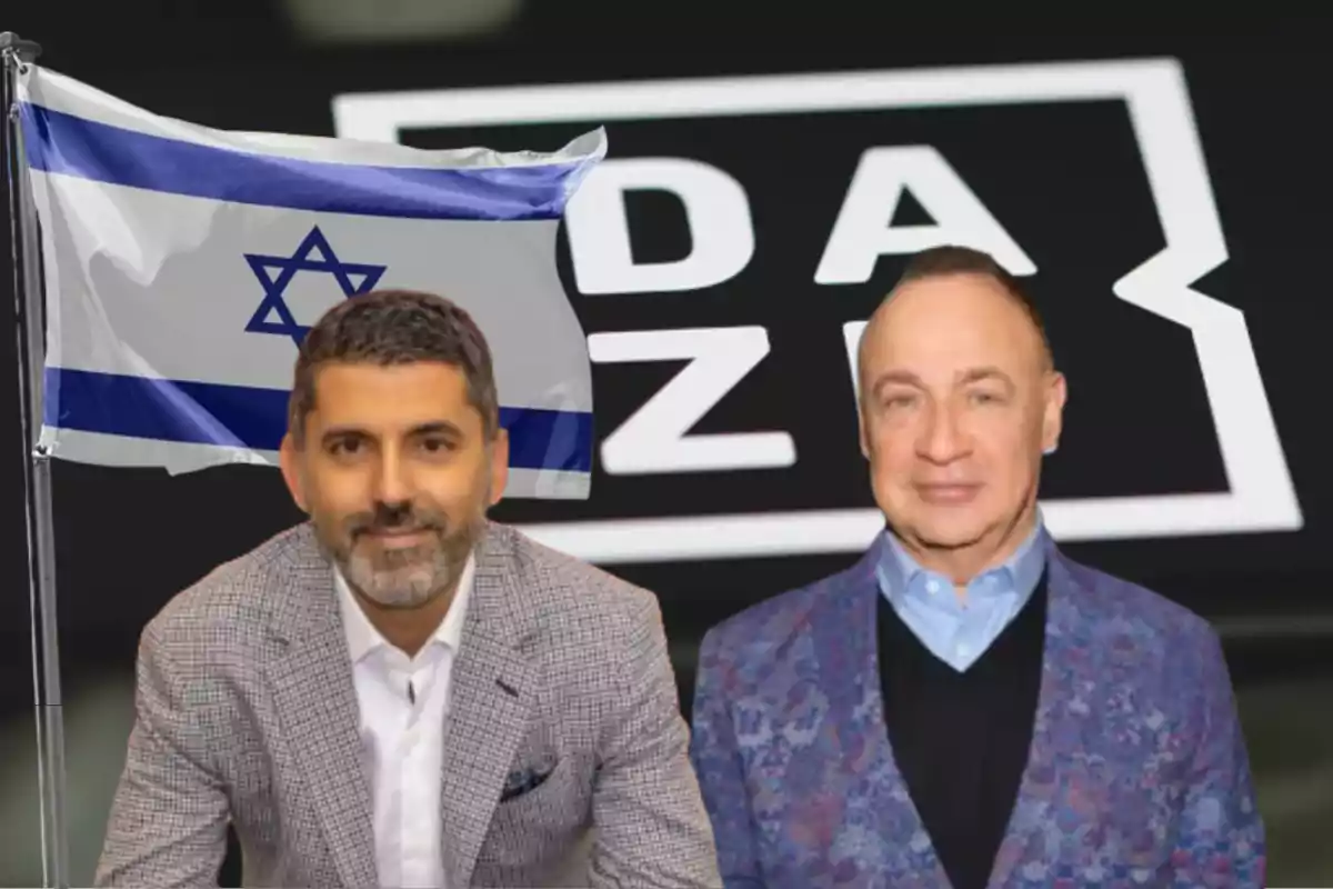 Dos hombres posan frente a una bandera de Israel y el logotipo de DAZN