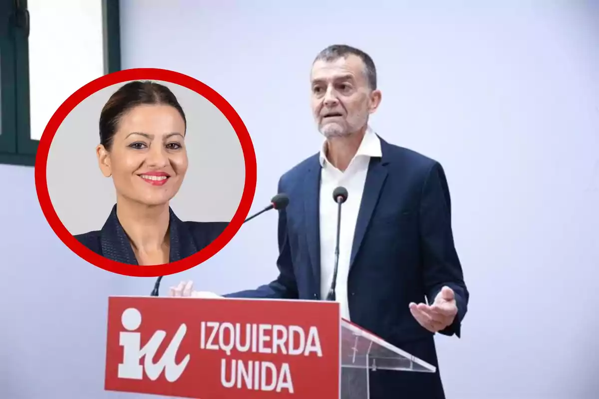 Un hombre de traje oscuro habla en un atril con el logo de Izquierda Unida mientras en la esquina superior izquierda aparece el retrato de una mujer sonriente enmarcado en un círculo rojo.