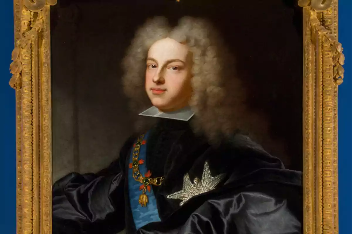Retrato de un hombre con peluca blanca y vestimenta elegante del siglo XVIII enmarcado en un marco dorado ornamentado Retrato de un hombre con peluca blanca y vestimenta elegante del siglo XVIII enmarcado en un marco dorado ornamentado