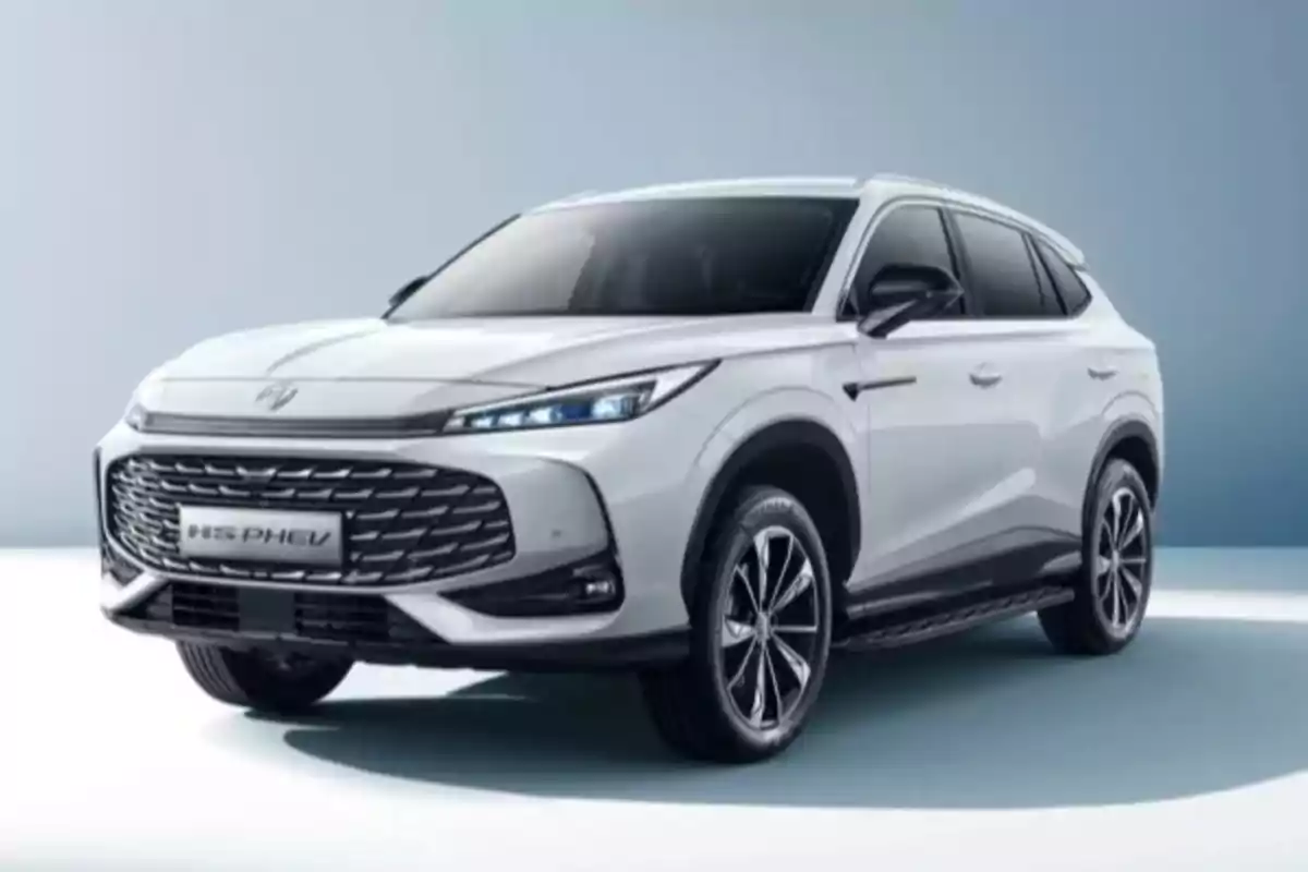 SUV blanca moderna con diseño elegante y faros delgados en un fondo neutro