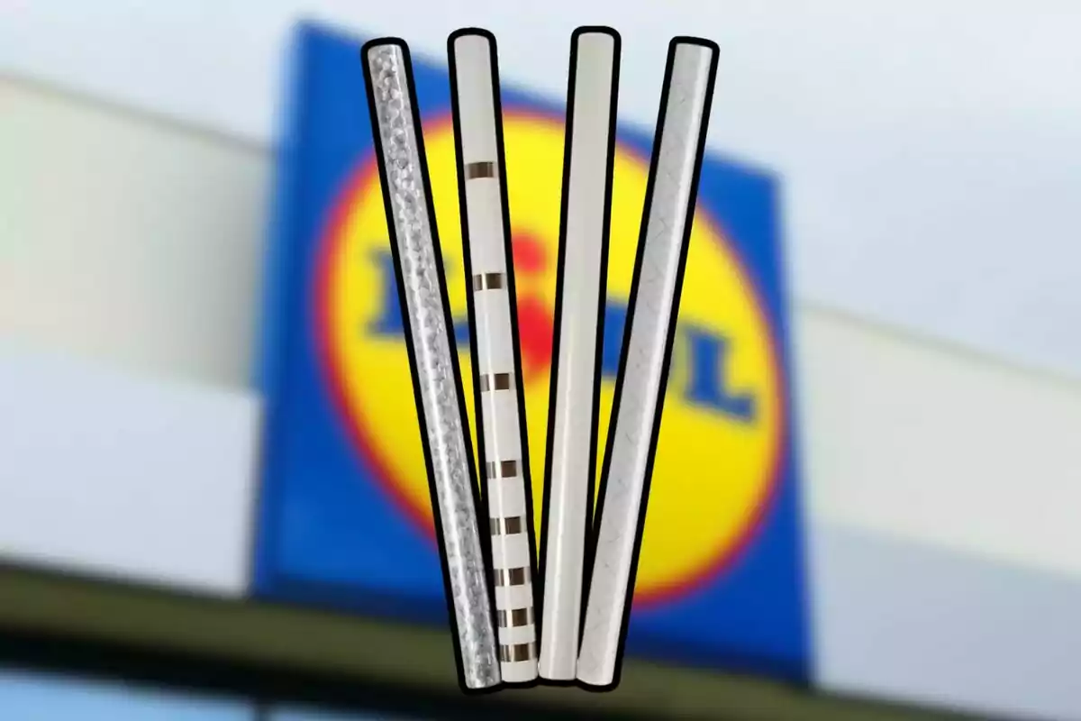 Cuatro pajillas reutilizables de diferentes diseños frente a un cartel borroso de la tienda Lidl Cuatro pajillas reutilizables de diferentes diseños frente a un cartel borroso de la tienda Lidl