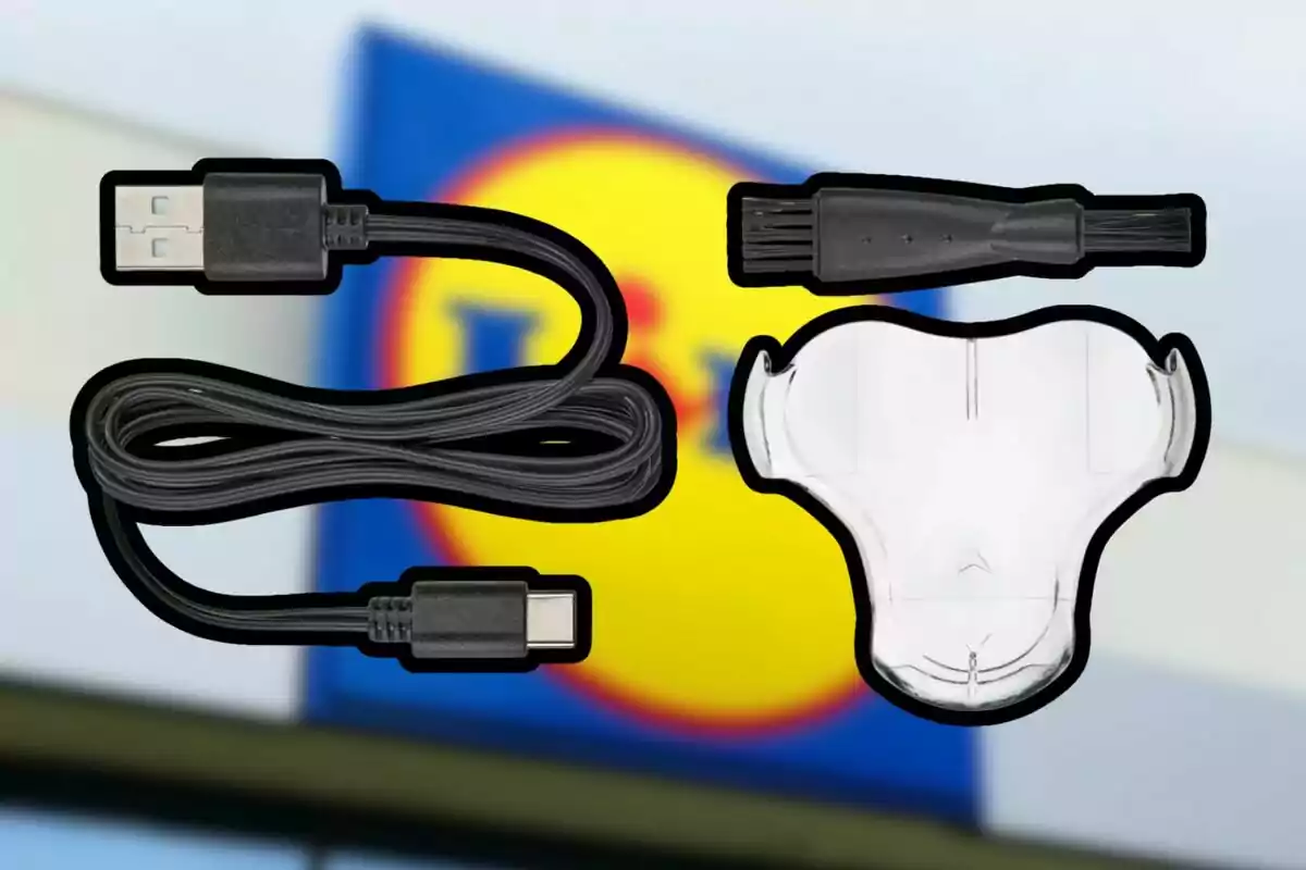 Kit de limpieza y carga USB con cepillo y accesorio transparente sobre un fondo desenfocado de un letrero de supermercado Kit de limpieza y carga USB con cepillo y accesorio transparente sobre un fondo desenfocado de un letrero de supermercado