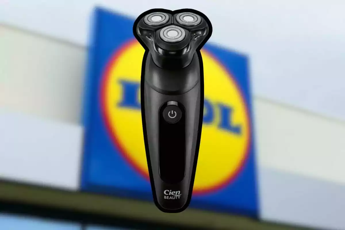 Afeitadora eléctrica negra de la marca Cien Beauty frente a un cartel borroso de la tienda Lidl Afeitadora eléctrica negra de la marca Cien Beauty frente a un cartel borroso de la tienda Lidl