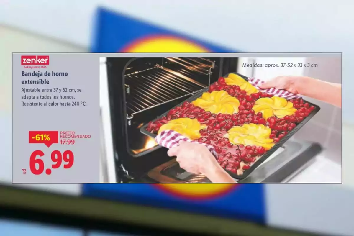 Persona sacando una bandeja de horno extensible con un postre de frutas del horno, junto a una oferta destacada en color rojo que muestra el precio rebajado a 6.99 euros Persona sacando una bandeja de horno extensible con un postre de frutas del horno, junto a una oferta destacada en color rojo que muestra el precio rebajado a 6.99 euros