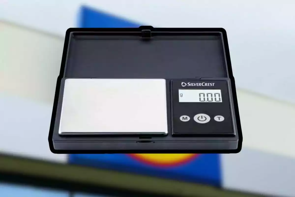 Balanza digital de precisión SilverCrest con pantalla encendida mostrando 0.00 gramos Balanza digital de precisión SilverCrest con pantalla encendida mostrando 0.00 gramos