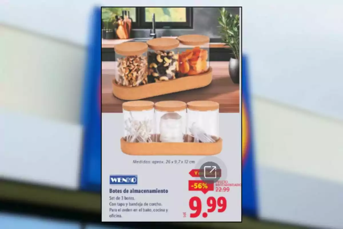 Set de tres botes de almacenamiento con tapa y bandeja de corcho, uno con frutos secos, otro con algodón y otro con hisopos, sobre una mesa y con precio de oferta de 9.99 euros Set de tres botes de almacenamiento con tapa y bandeja de corcho, uno con frutos secos, otro con algodón y otro con hisopos, sobre una mesa y con precio de oferta de 9.99 euros