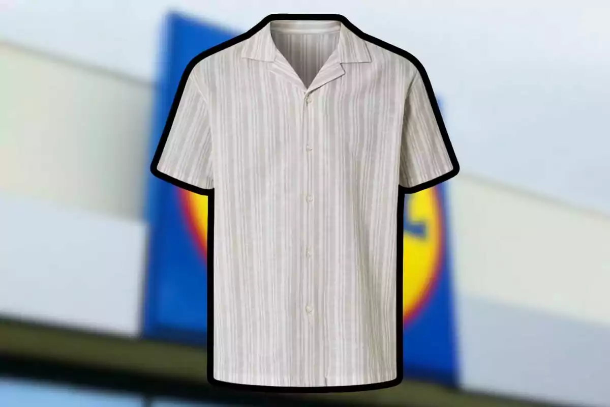 Camisa de manga corta con rayas verticales en tonos claros sobre un fondo desenfocado de una tienda Camisa de manga corta con rayas verticales en tonos claros sobre un fondo desenfocado de una tienda