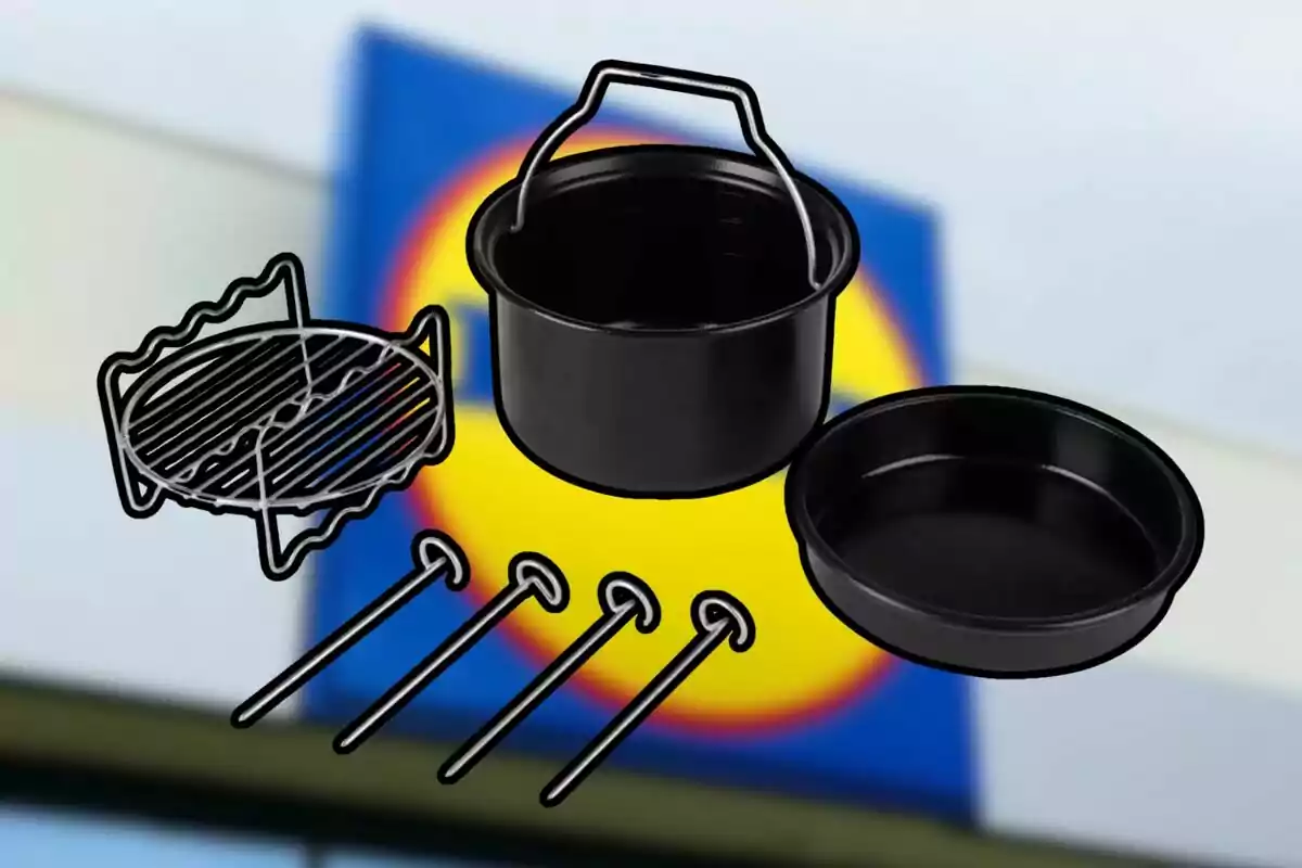 Set de utensilios de cocina para camping de color negro con fondo desenfocado de un letrero azul y amarillo Set de utensilios de cocina para camping de color negro con fondo desenfocado de un letrero azul y amarillo