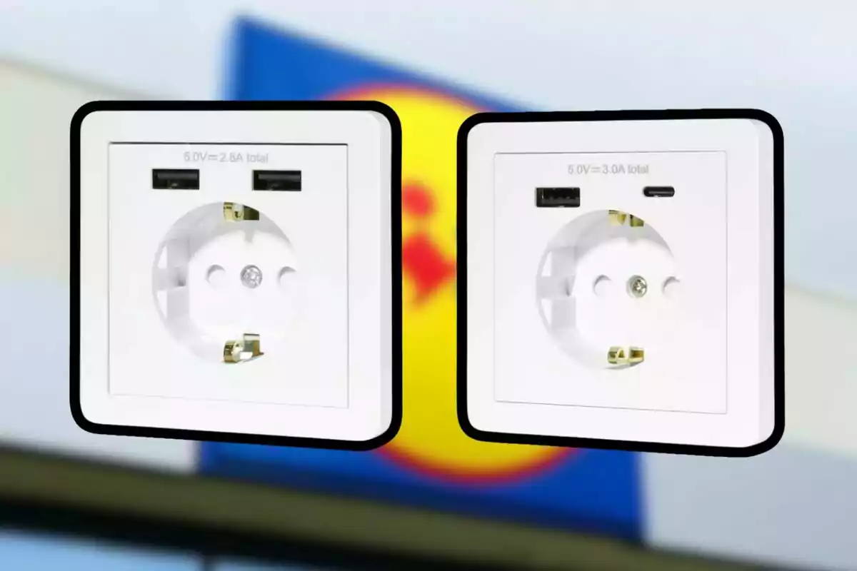 Dos enchufes eléctricos de pared con puertos USB y USB tipo C sobre un fondo desenfocado de un logotipo de supermercado. Dos enchufes eléctricos de pared con puertos USB y USB tipo C sobre un fondo desenfocado de un logotipo de supermercado.