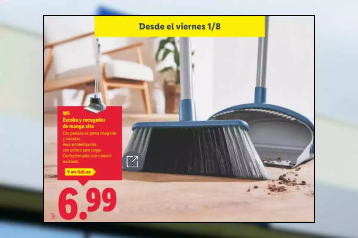 Escoba y recogedor de mango alto en color azul sobre un suelo de madera con restos de suciedad, junto a un anuncio que indica un precio de 6.99 euros y la fecha de inicio de la oferta Escoba y recogedor de mango alto en color azul sobre un suelo de madera con restos de suciedad, junto a un anuncio que indica un precio de 6.99 euros y la fecha de inicio de la oferta