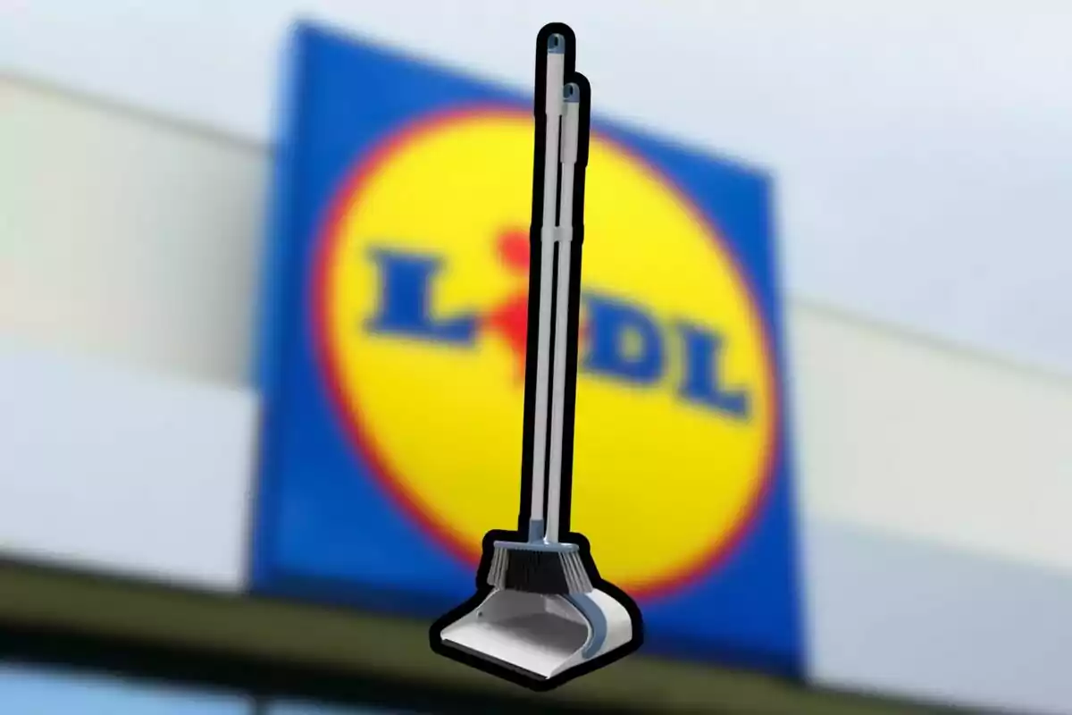 Escoba y recogedor con mangos largos frente a un cartel borroso de la tienda Lidl Escoba y recogedor con mangos largos frente a un cartel borroso de la tienda Lidl