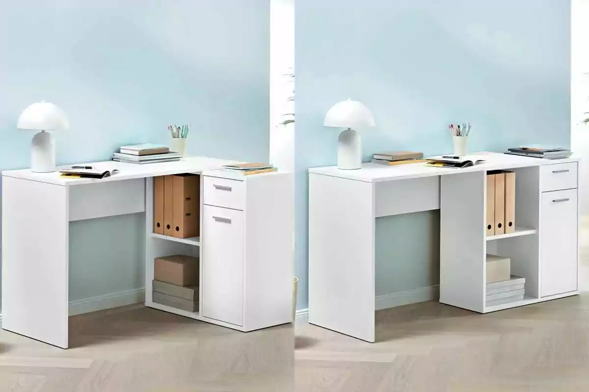 Dos escritorios blancos modulares en forma de L con estantes, cajones y objetos de oficina sobre una superficie de madera clara y una pared azul de fondo Dos escritorios blancos modulares en forma de L con estantes, cajones y objetos de oficina sobre una superficie de madera clara y una pared azul de fondo