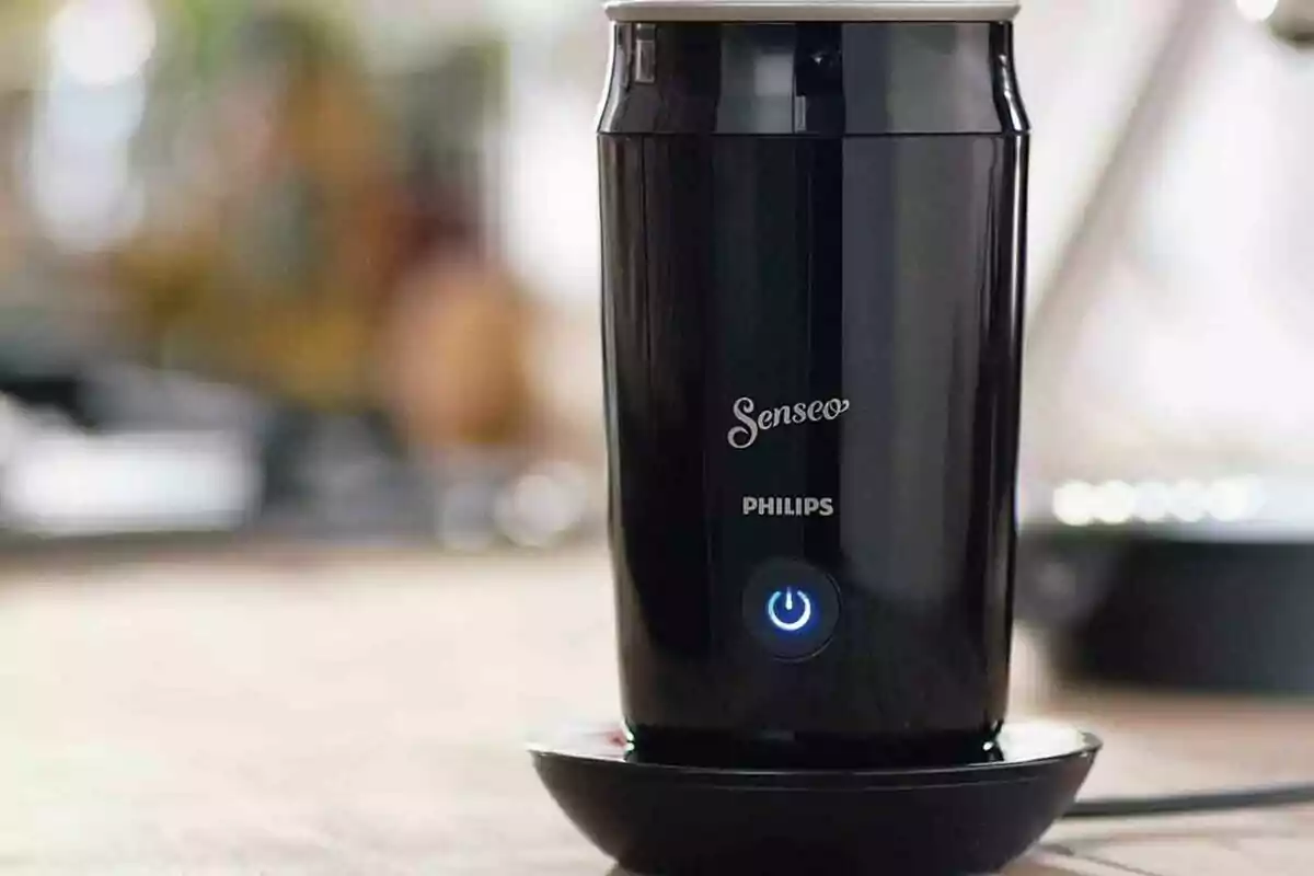 Espumador de leche eléctrico negro de la marca Philips Senseo sobre una mesa Espumador de leche eléctrico negro de la marca Philips Senseo sobre una mesa