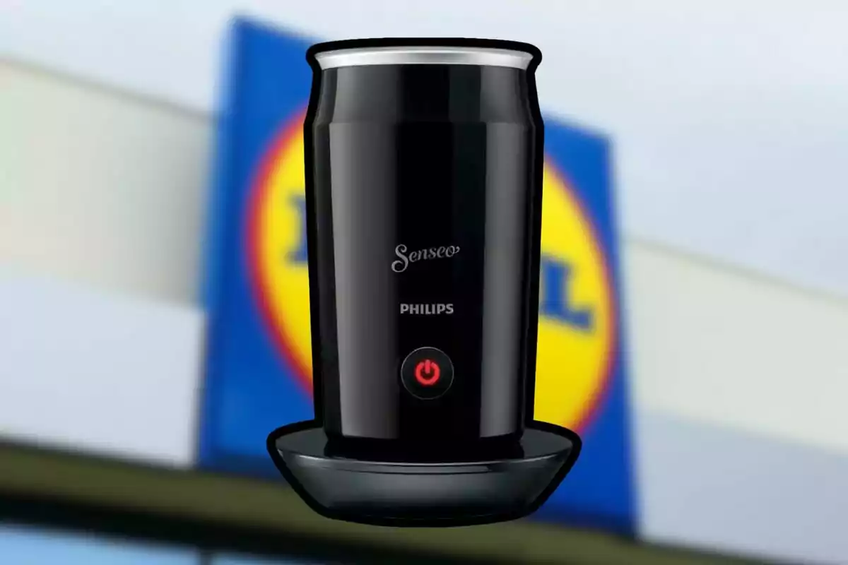 Espumador de leche eléctrico negro de la marca Philips Senseo frente a un cartel borroso de la tienda Lidl Espumador de leche eléctrico negro de la marca Philips Senseo frente a un cartel borroso de la tienda Lidl
