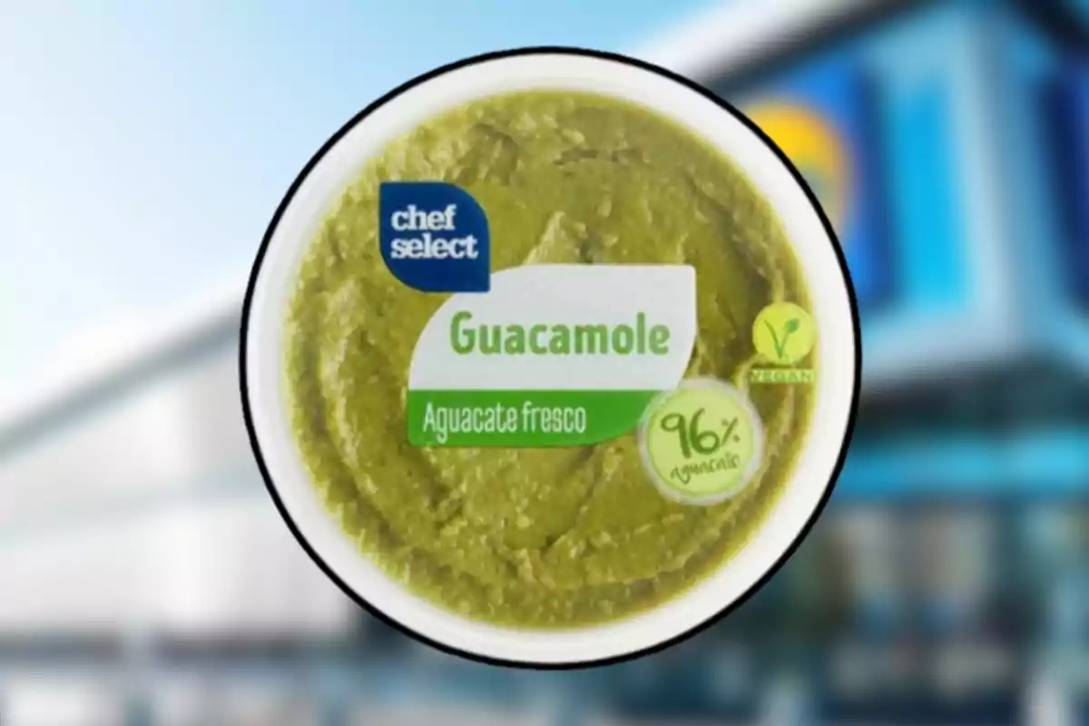 Envase redondo de guacamole Chef Select con etiqueta que indica 96% aguacate y producto vegano Envase redondo de guacamole Chef Select con etiqueta que indica 96% aguacate y producto vegano