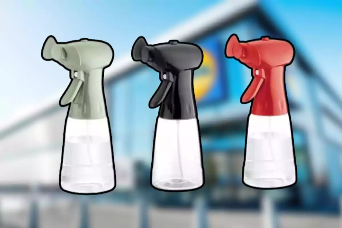 Tres pulverizadores de plástico en colores verde, negro y rojo con fondo desenfocado de una tienda Tres pulverizadores de plástico en colores verde, negro y rojo con fondo desenfocado de una tienda