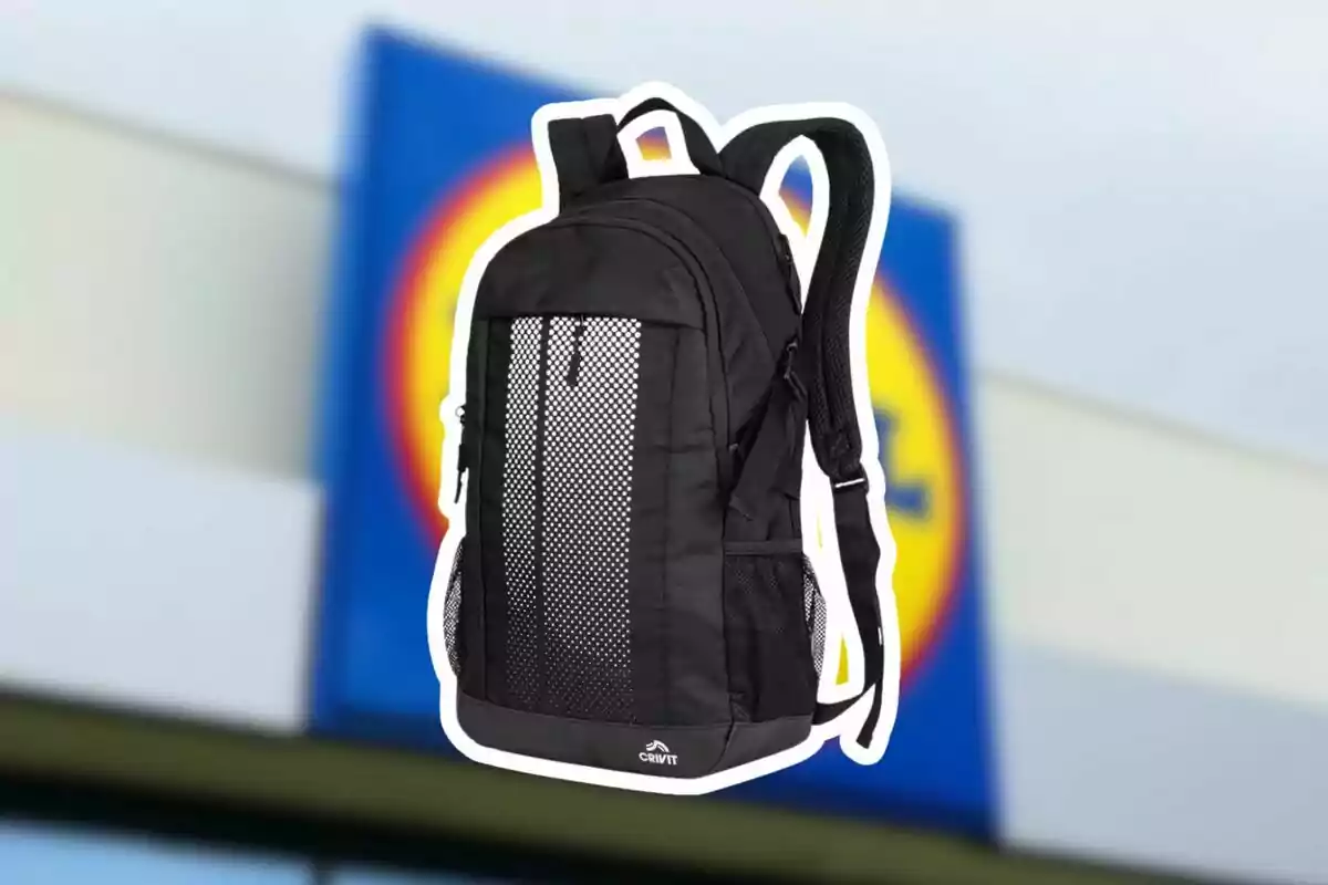 Mochila negra con detalles de malla y tirantes acolchados frente a un fondo desenfocado de una tienda con el logo de Lidl. Mochila negra con detalles de malla y tirantes acolchados frente a un fondo desenfocado de una tienda con el logo de Lidl.