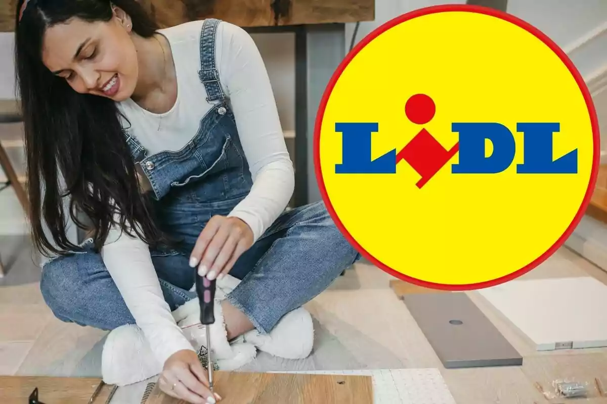 Mujer joven armando un mueble con un destornillador sentada en el suelo y el logo de Lidl en grande a la derecha