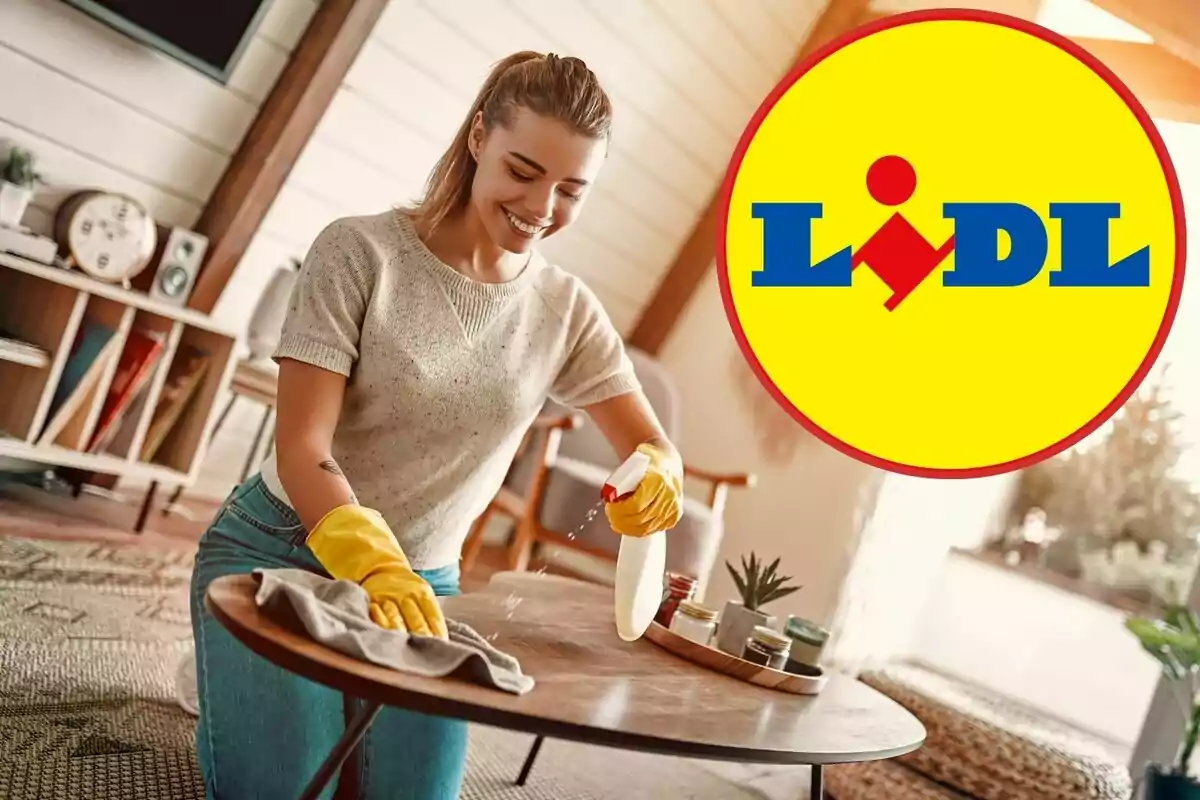 Mujer sonriente con guantes amarillos limpiando una mesa en una sala de estar con el logo de Lidl en la esquina