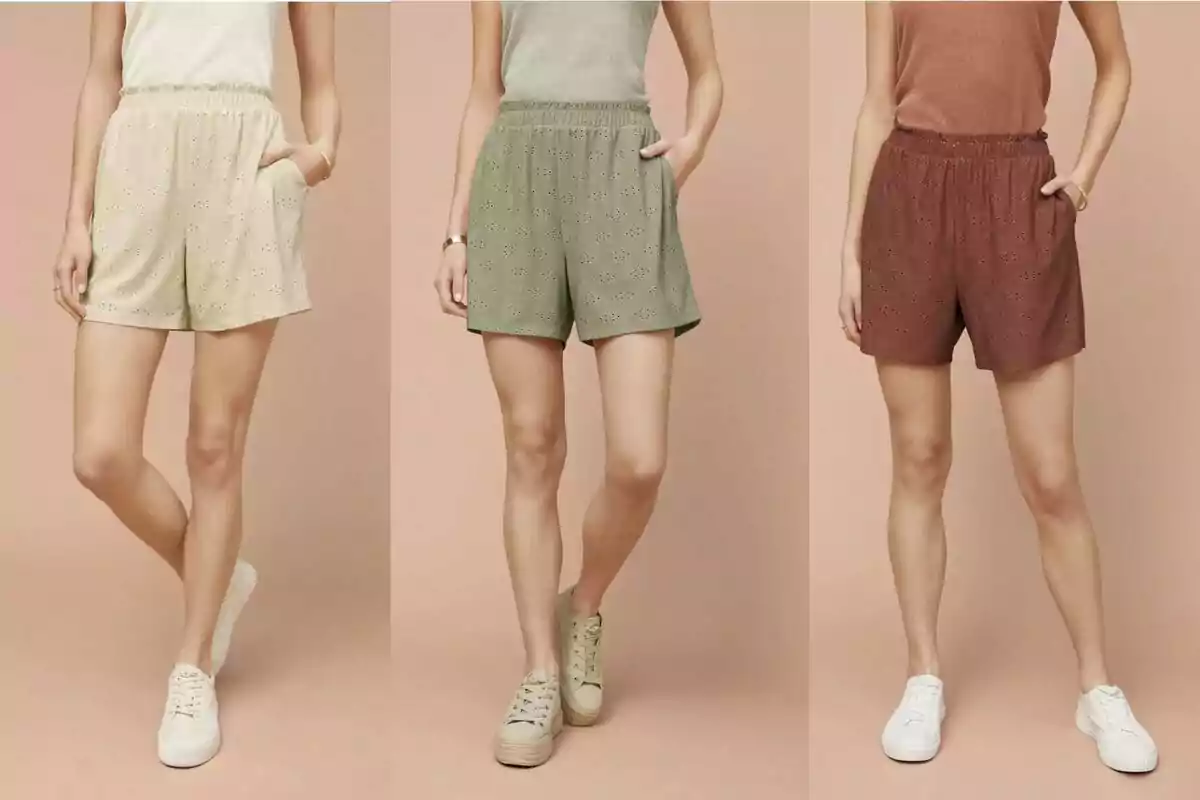 Tres mujeres modelan shorts de tiro alto en colores beige, verde y marrón con blusas sin mangas y calzado casual sobre un fondo color durazno. Tres mujeres modelan shorts de tiro alto en colores beige, verde y marrón con blusas sin mangas y calzado casual sobre un fondo color durazno.