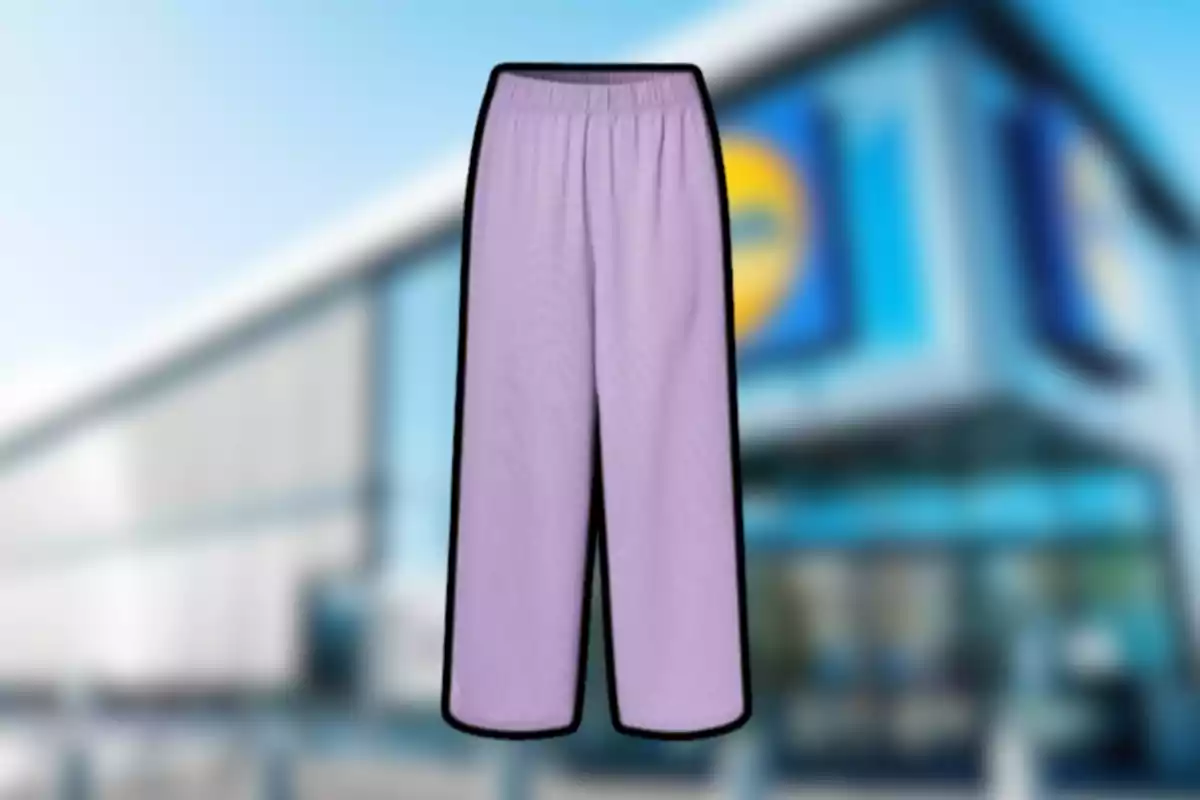 Pantalón lila de tela con fondo de tienda desenfocada Pantalón lila de tela con fondo de tienda desenfocada