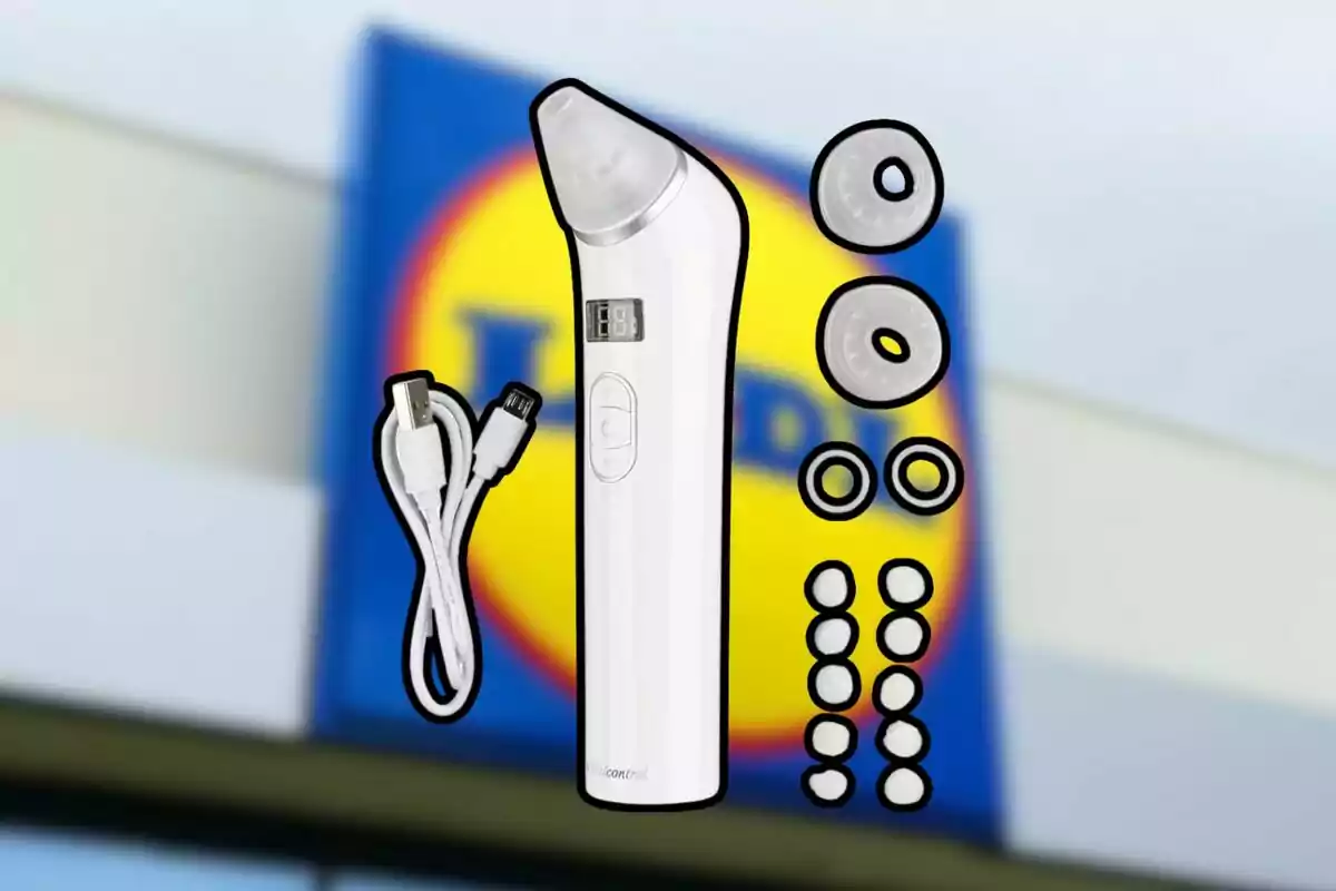 Dispositivo de limpieza facial eléctrico con accesorios y cable USB frente a un cartel borroso de la tienda Lidl Dispositivo de limpieza facial eléctrico con accesorios y cable USB frente a un cartel borroso de la tienda Lidl