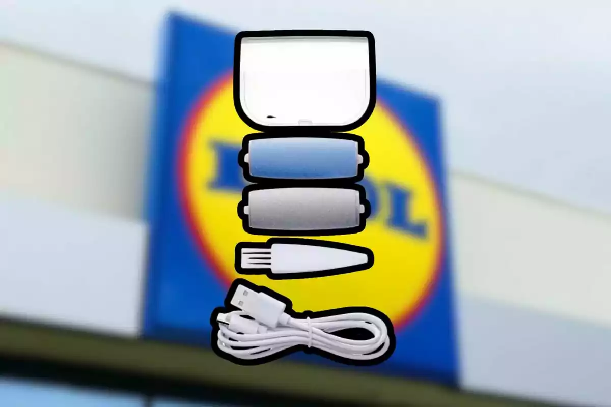 Kit de pedicura eléctrico con accesorios y cable USB frente a una tienda de Lidl desenfocada Kit de pedicura eléctrico con accesorios y cable USB frente a una tienda de Lidl desenfocada