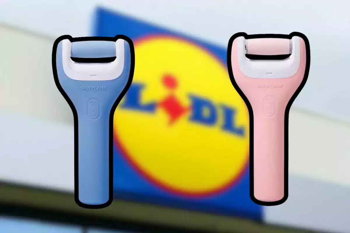 Dos limas eléctricas para pies de color azul y rosa de la marca SilverCrest frente a un cartel borroso de la tienda Lidl Dos limas eléctricas para pies de color azul y rosa de la marca SilverCrest frente a un cartel borroso de la tienda Lidl