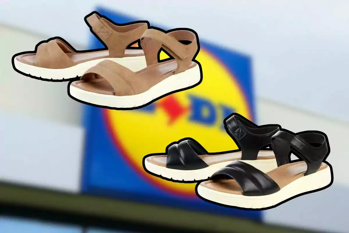 Dos pares de sandalias, uno en color beige y otro en negro, con fondo desenfocado de un letrero de supermercado Dos pares de sandalias, uno en color beige y otro en negro, con fondo desenfocado de un letrero de supermercado