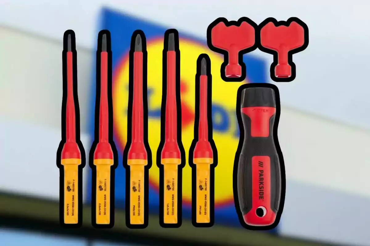 Juego de destornilladores y llaves Parkside con mango negro y rojo sobre un fondo desenfocado del logo de Lidl Juego de destornilladores y llaves Parkside con mango negro y rojo sobre un fondo desenfocado del logo de Lidl
