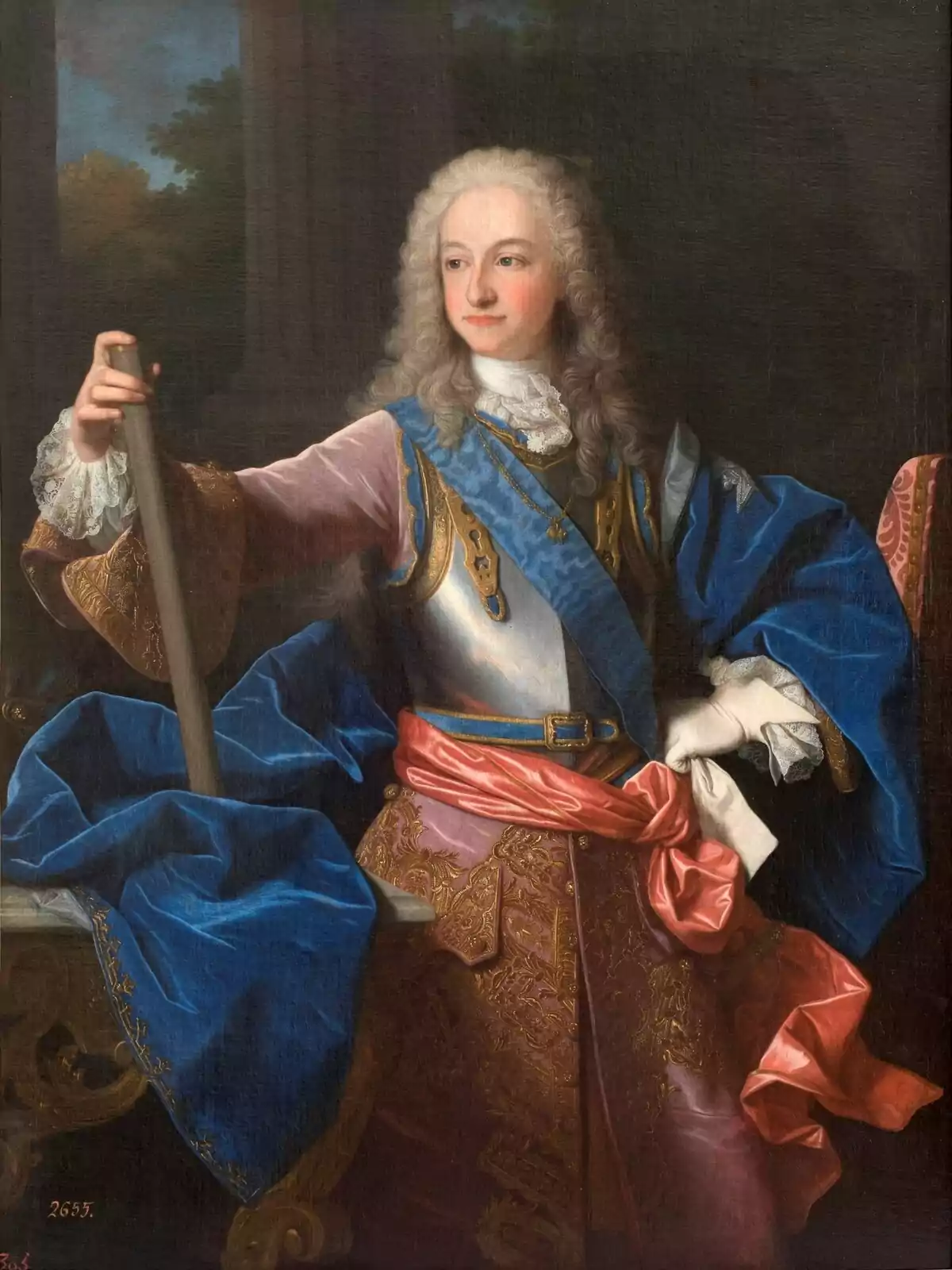 Retrato de un hombre de cabello largo y rubio vestido con ropas elegantes de época, con capa azul, chaleco dorado y una banda rosa, sosteniendo un bastón y posando junto a una mesa tallada Retrato de un hombre de cabello largo y rubio vestido con ropas elegantes de época, con capa azul, chaleco dorado y una banda rosa, sosteniendo un bastón y posando junto a una mesa tallada