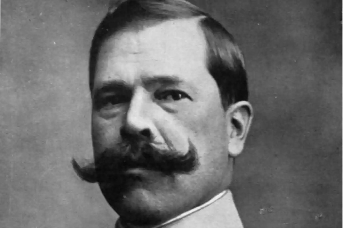 Retrato en blanco y negro de un hombre con bigote grande y cabello corto peinado hacia un lado Retrato en blanco y negro de un hombre con bigote grande y cabello corto peinado hacia un lado