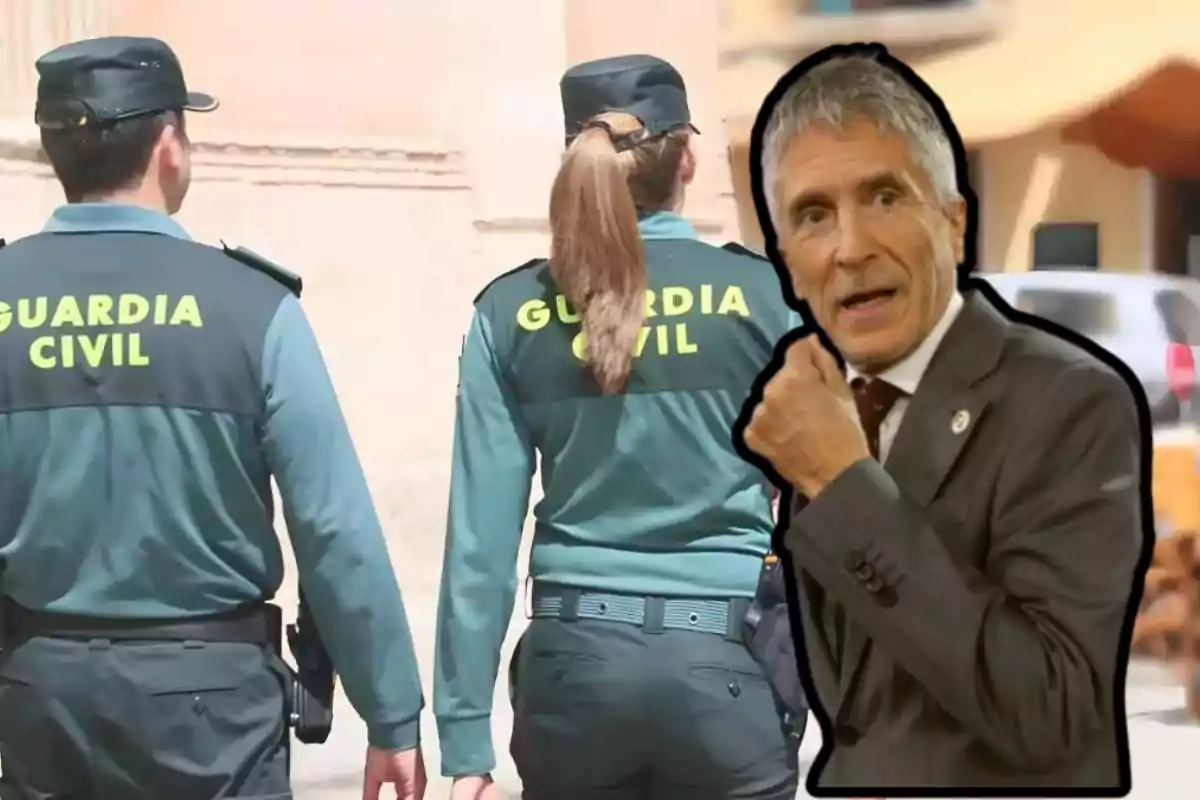 Dos agentes de la Guardia Civil de espaldas y un hombre de traje recortado en primer plano gesticulando