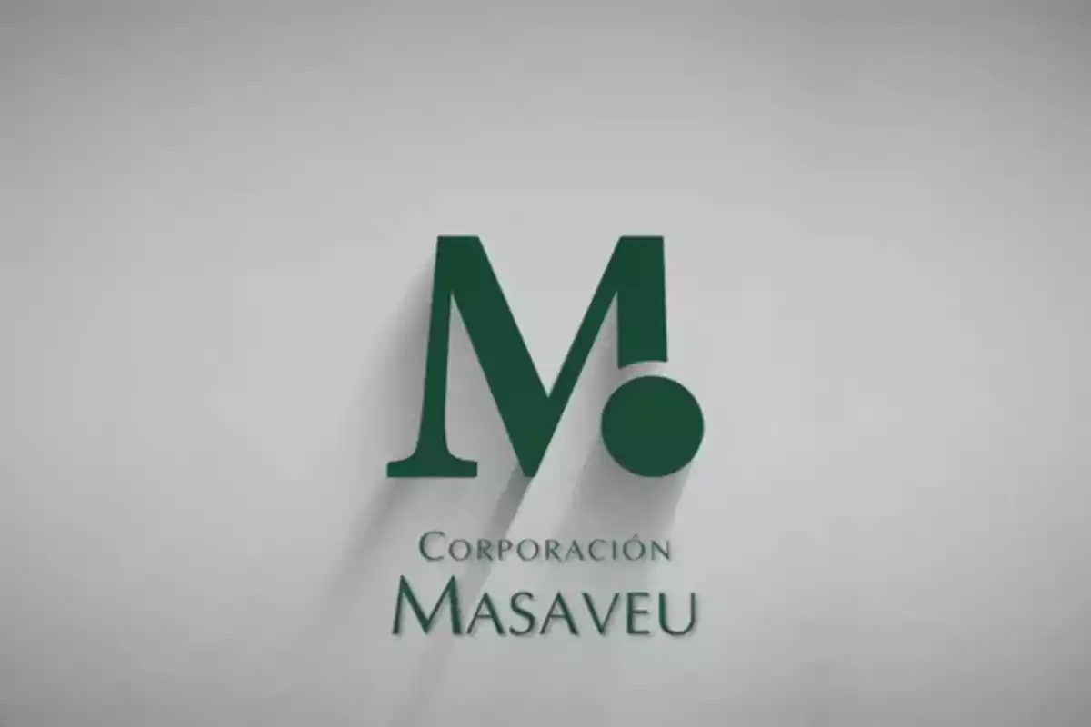 Logotipo verde de la Corporación Masaveu sobre fondo gris claro Logotipo verde de la Corporación Masaveu sobre fondo gris claro