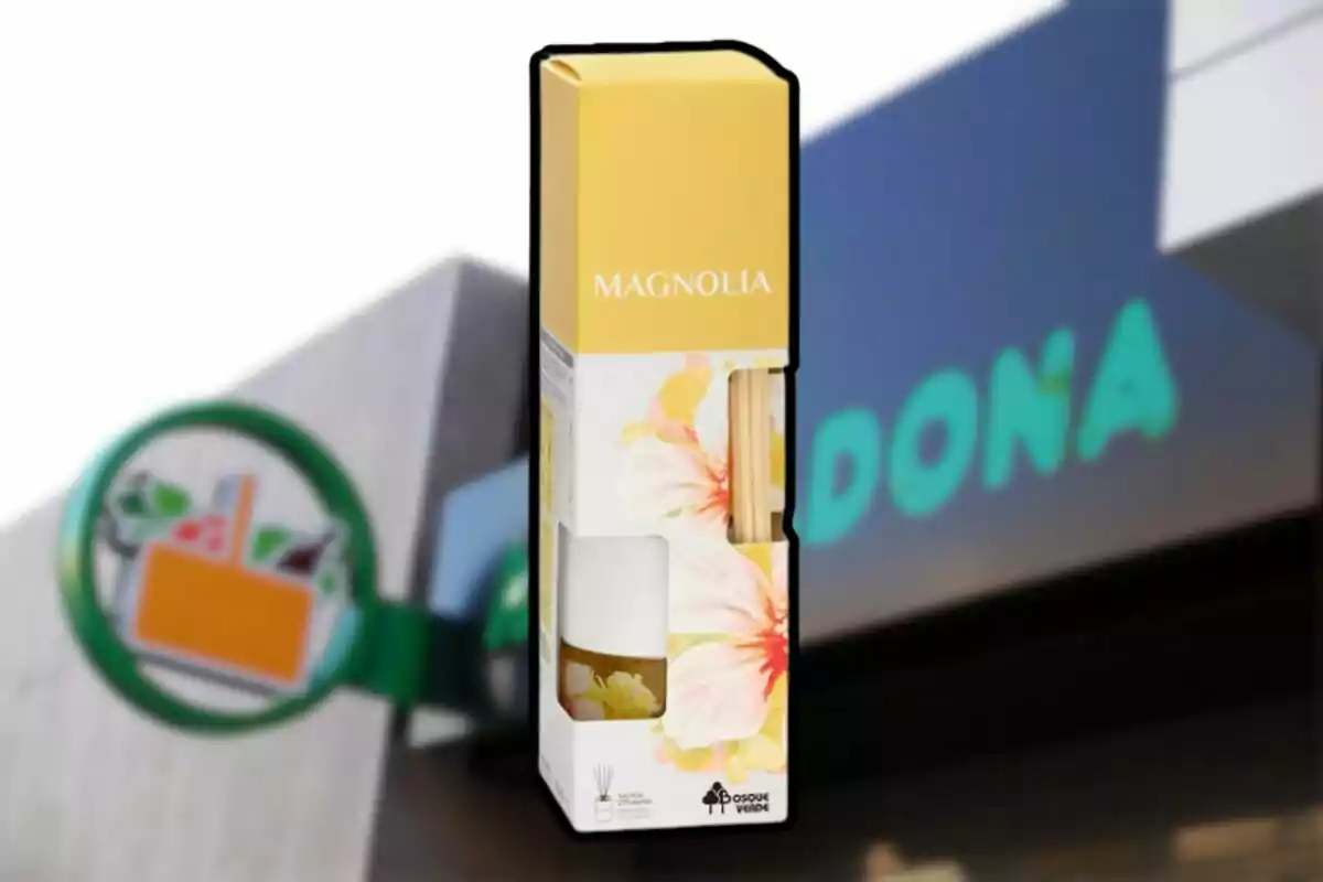 Ambientador de varillas aroma magnolia de la marca Bosque Verde frente a una tienda Mercadona desenfocada Ambientador de varillas aroma magnolia de la marca Bosque Verde frente a una tienda Mercadona desenfocada
