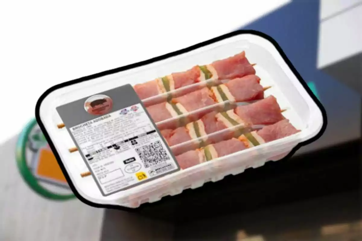 Paquete de brochetas adobadas de carne cruda en una charola de plástico con etiqueta informativa al frente Paquete de brochetas adobadas de carne cruda en una charola de plástico con etiqueta informativa al frente