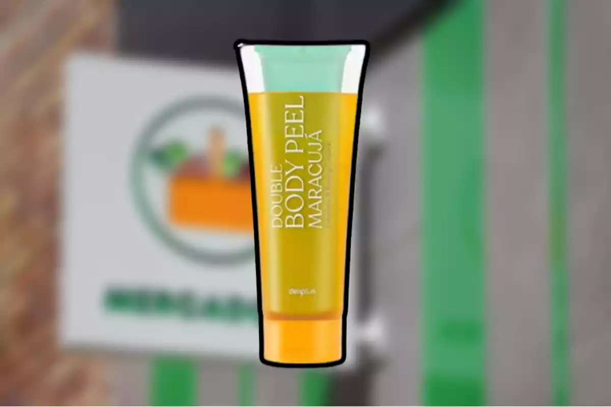 Envase de exfoliante corporal Double Body Peel Maracuyá de la marca Deliplus sobre un fondo desenfocado de supermercado Envase de exfoliante corporal Double Body Peel Maracuyá de la marca Deliplus sobre un fondo desenfocado de supermercado