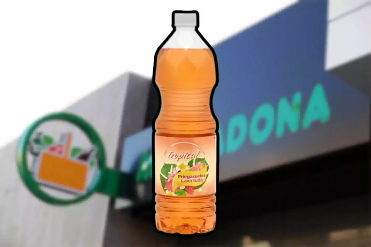 Botella de fregasuelos aroma tropical frente a una tienda Mercadona desenfocada Botella de fregasuelos aroma tropical frente a una tienda Mercadona desenfocada
